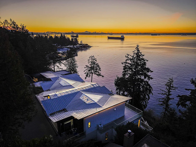 4580 Marine Drive, West Vancouver, BC, V7W 2N9 - 2