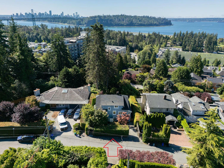 1028 Clyde Avenue, West Vancouver, BC, V7T 1E4 - 2