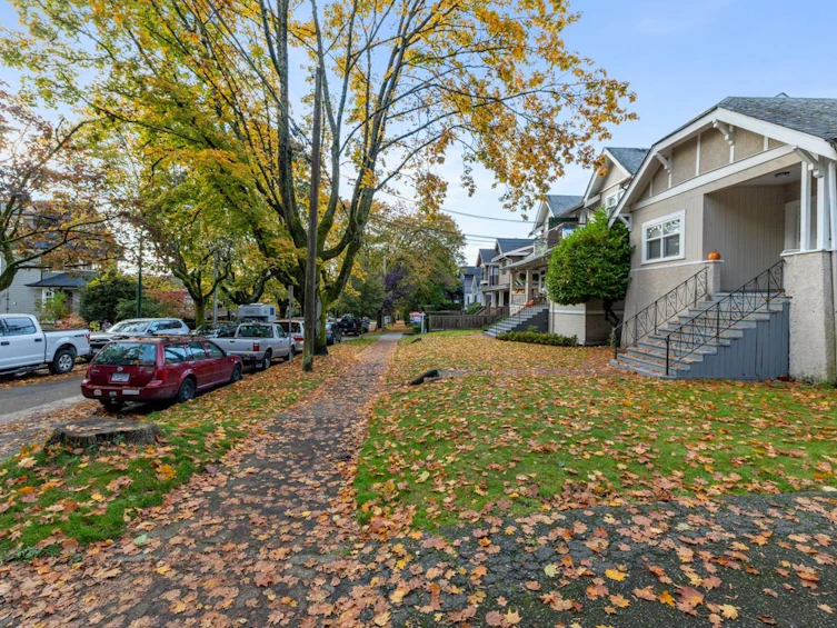 2325 W 8th Avenue, Vancouver, BC, V6K 2A8 - 4