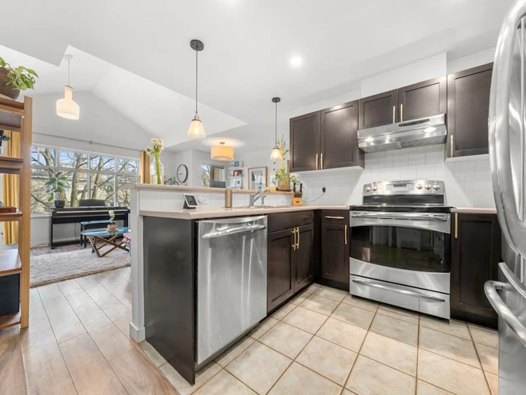 302-365 E 1st Street, North Vancouver, BC, V7L 4W5 - 4