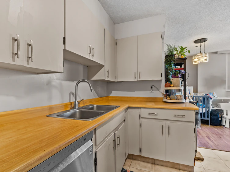 1402-9521 Cardston Court, Burnaby, BC, V3N 4R8 - 16