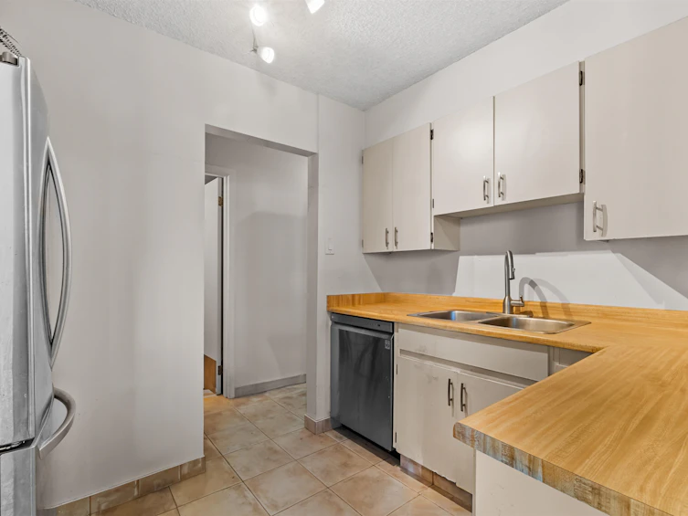 1402-9521 Cardston Court, Burnaby, BC, V3N 4R8 - 17