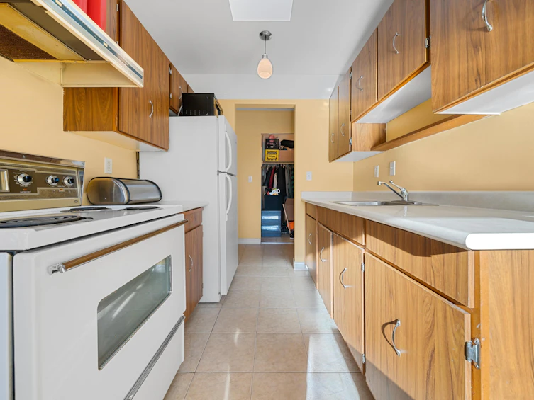 301-2250 Oxford Street, Vancouver, BC, V5L 1G1 - 8