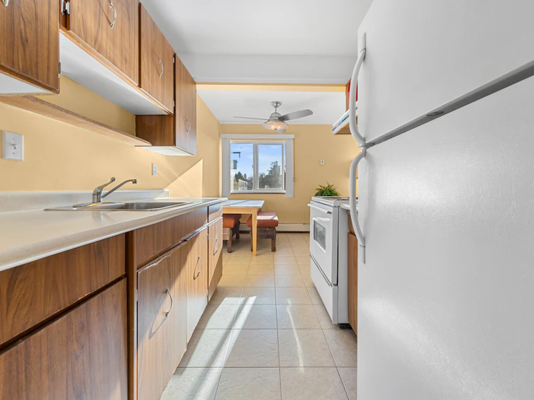301-2250 Oxford Street, Vancouver, BC, V5L 1G1 - 11