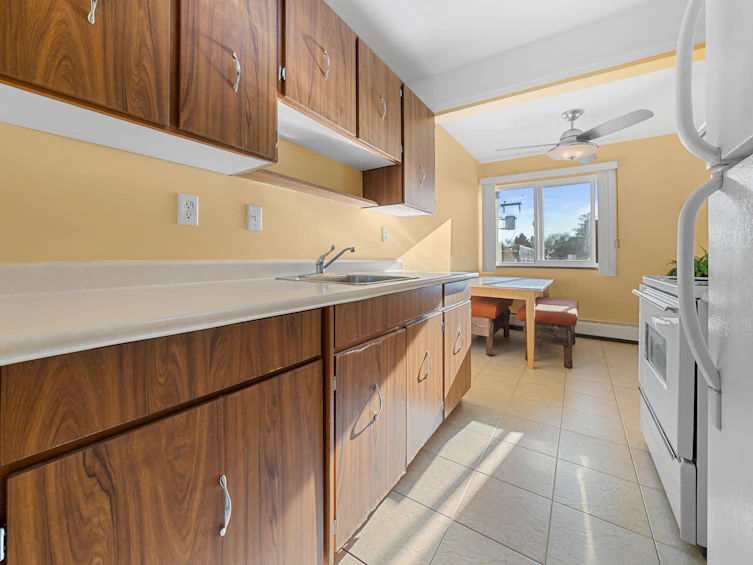 301-2250 Oxford Street, Vancouver, BC, V5L 1G1 - 12