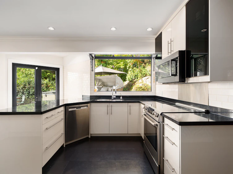 5747 Telegraph Trail, West Vancouver, BC, V7W 1R3 - 11