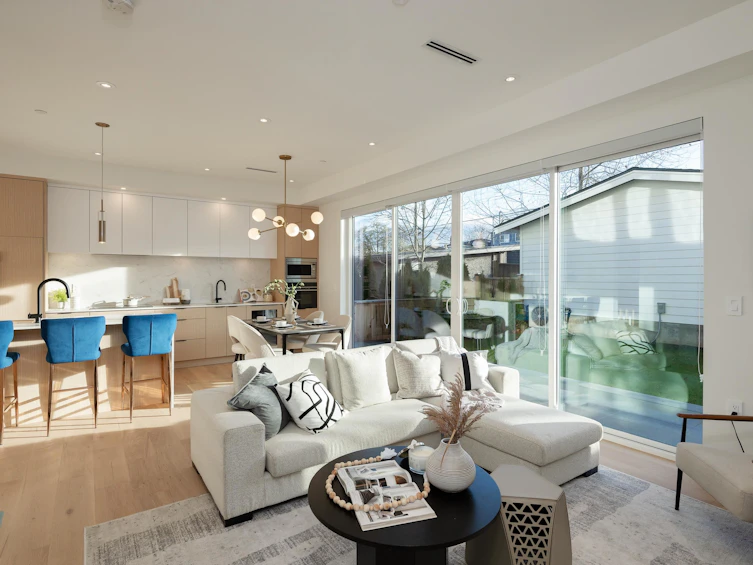 32 E 37th Avenue, Vancouver, BC, V5W 1E2