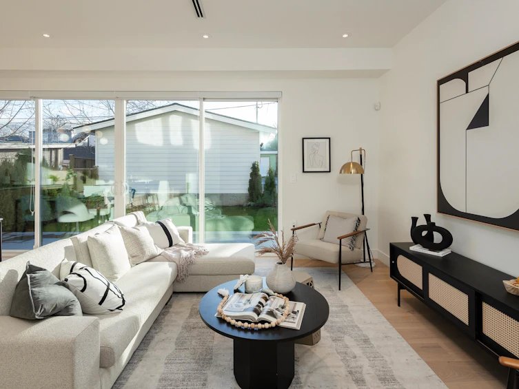 32 E 37th Avenue, Vancouver, BC, V5W 1E2 - 2