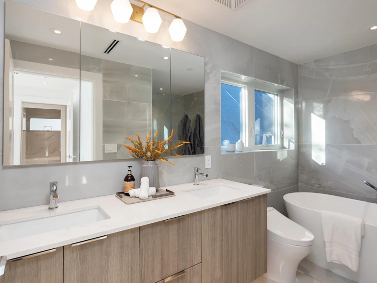 32 E 37th Avenue, Vancouver, BC, V5W 1E2 - 34