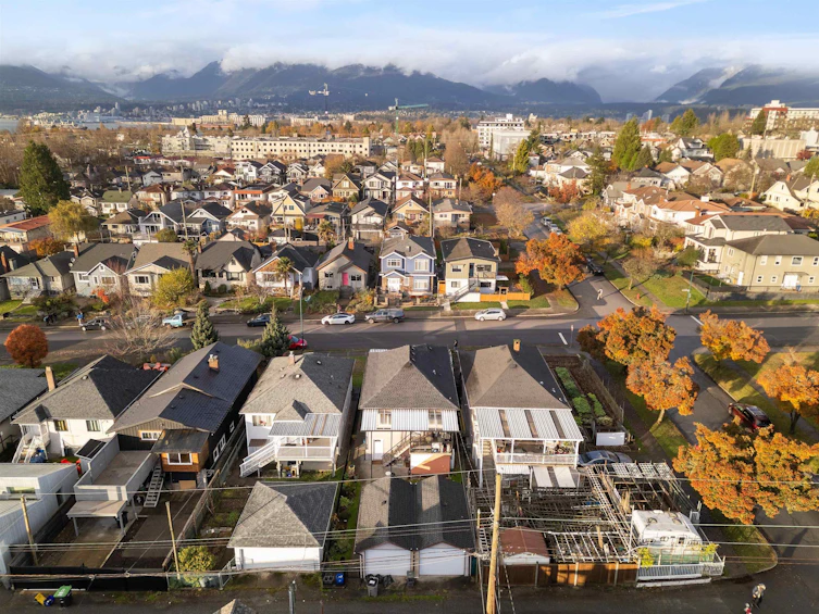 2590 E Georgia Street, Vancouver, BC, V5K 2J7 - 22