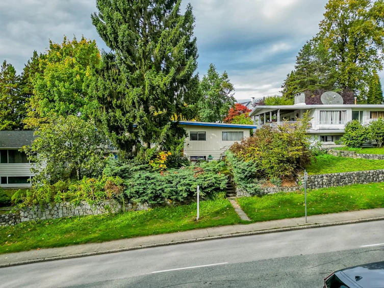 61 E Eighth Avenue, New Westminster, BC, V3L 4J4