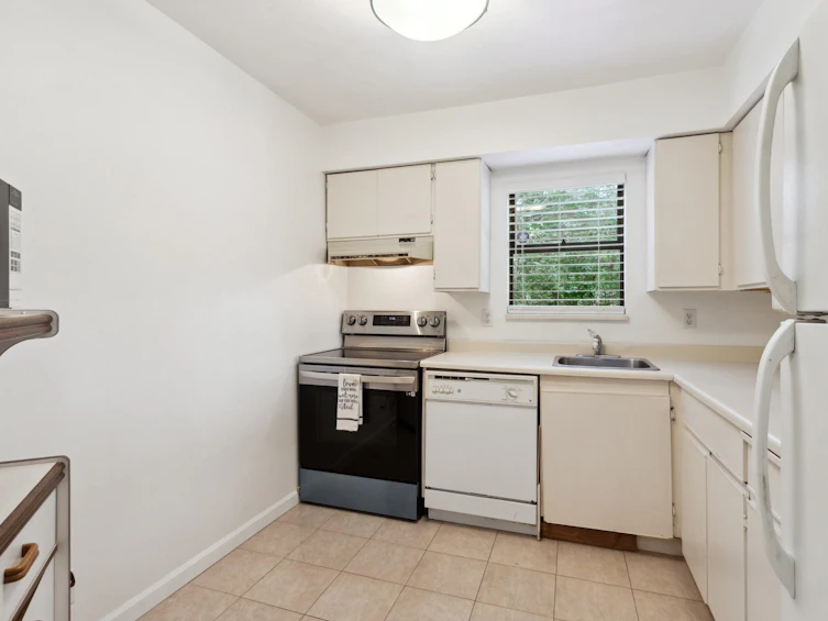 200-10620 150 Street, Surrey, BC, V3R 7R9 - 10