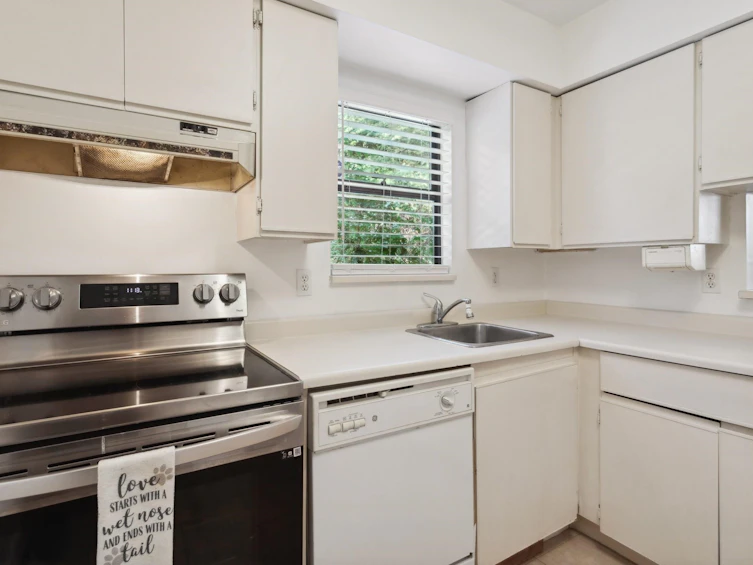 200-10620 150 Street, Surrey, BC, V3R 7R9 - 11