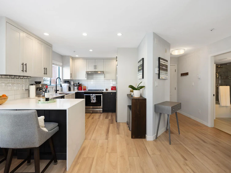 204-111 W 5th Street, North Vancouver, BC, V7M 1J6 - 8