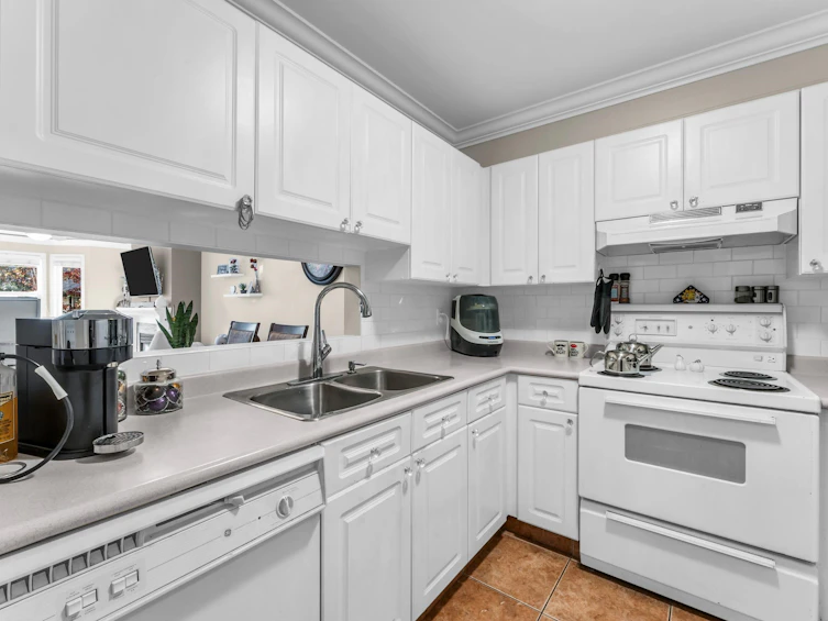 206-9942 151 Street, Surrey, BC, V3R 0V4 - 8