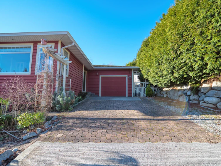 5599 Medusa Place, Sechelt, BC, V7Z 0V1 - 5