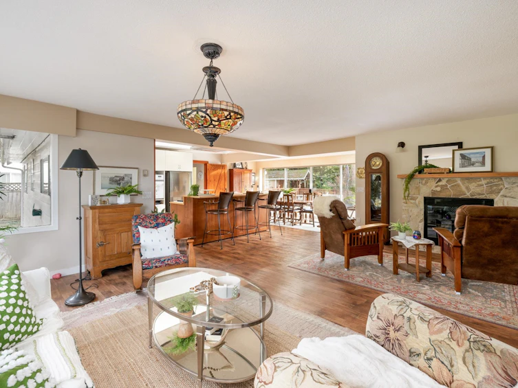 4520 Capilano Road, North Vancouver, BC, V7R 4K3 - 4