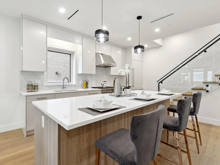 2721 W 7th Avenue, Vancouver, BC, V6K 1Z3 - 2