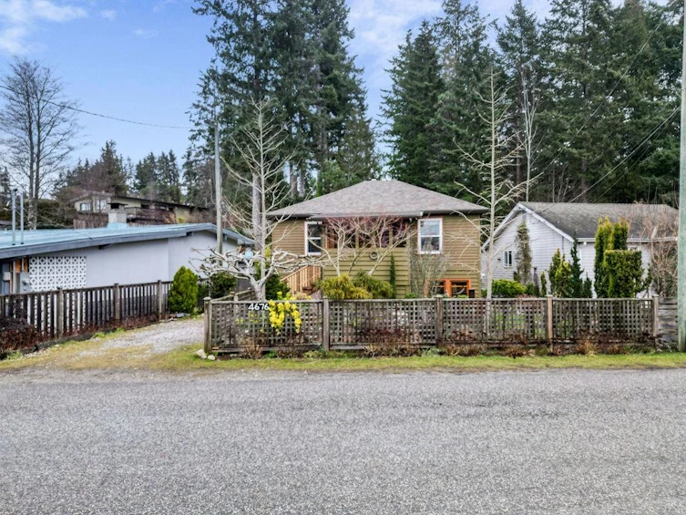 4676 Whitaker Road, Sechelt, BC, V7Z 0E6 - 2