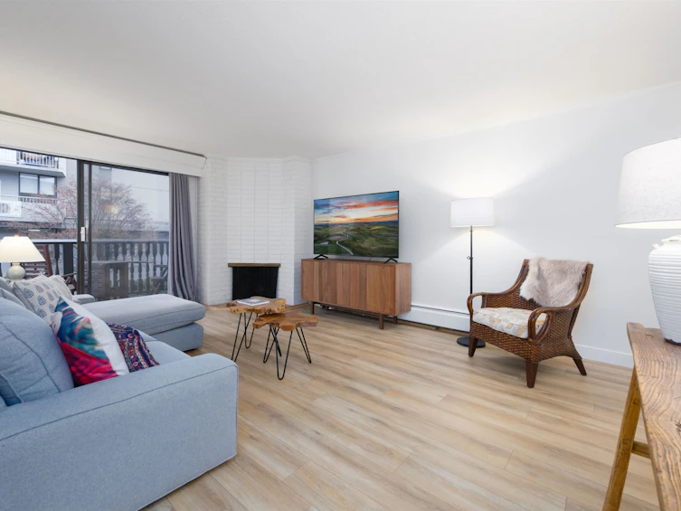 207-1610 Chesterfield Avenue, North Vancouver, BC, V7N 2N7 - 2
