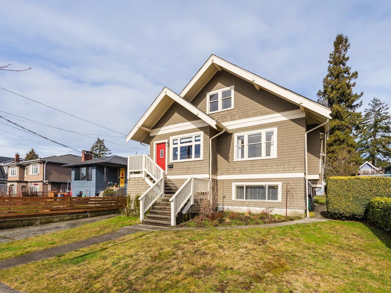 528 E 9th Street, North Vancouver BC V7L 2B5