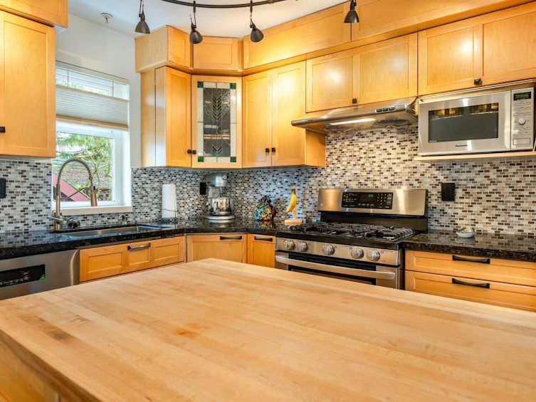 108-4272 Albert Street, Burnaby, BC, V5C 2E8 - 2