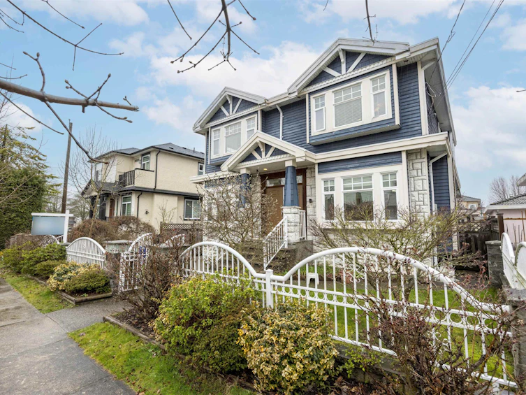 3311 44th E Avenue, Vancouver, BC, V5R 3B3 - 2