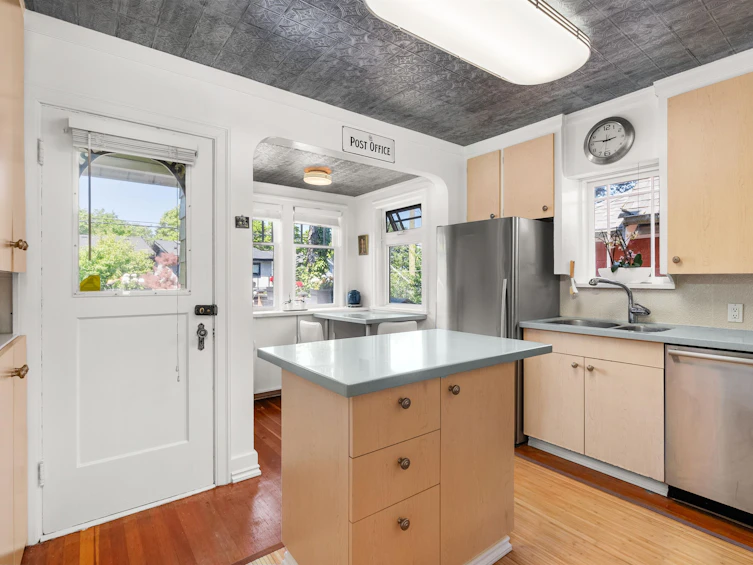 4533 W 8th Avenue, Vancouver, BC, V6R 2A4 - 5