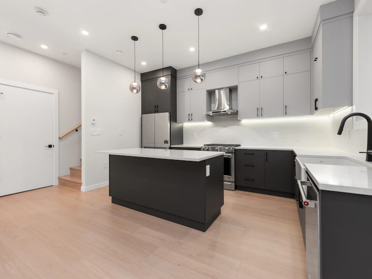 2050 E 22nd Avenue, Vancouver, BC, V5N 2R4 - 10