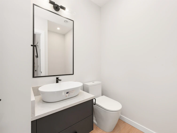 2050 E 22nd Avenue, Vancouver, BC, V5N 2R4 - 24