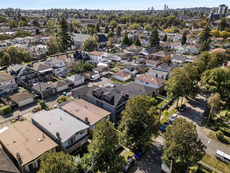 2052 E 22nd Avenue, Vancouver, BC, V5N 2R4 - 36