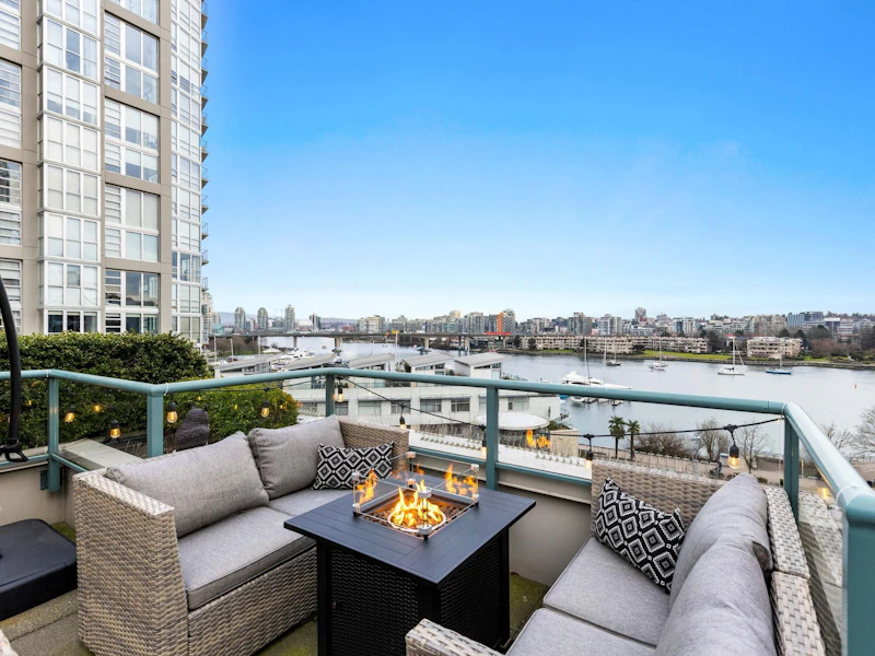 711 - 1288 Marinaside Crescent, Vancouver BC V6Z 2W5