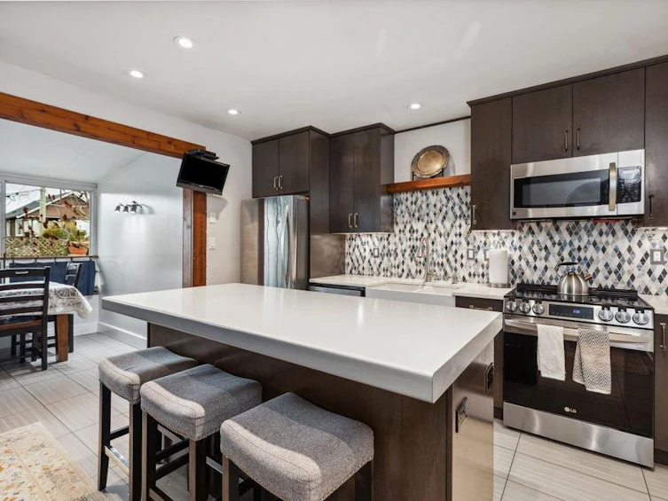 3341 E Georgia Street, Vancouver, BC, V5K 2L5 - 8