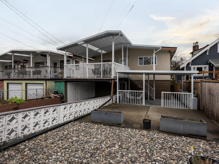 2050 E 25th Avenue, Vancouver, BC, V5N 2V6 - 4