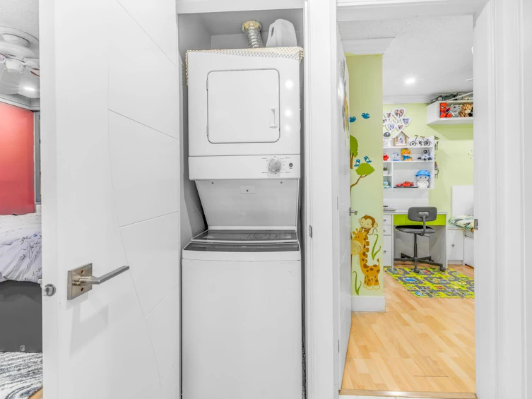 9077 140 Street, Surrey, BC, V3V 5Y8 - 9