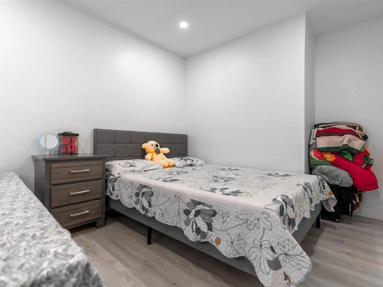 12701 102 Avenue, Surrey, BC, V3V 6N9 - 12