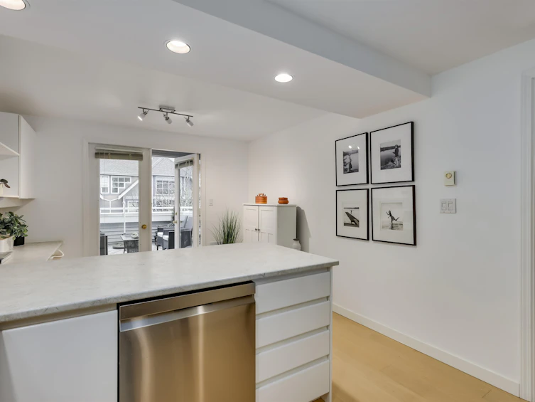 206-3383 Capilano Crescent, North Vancouver, BC, V7R 4W7 - 10