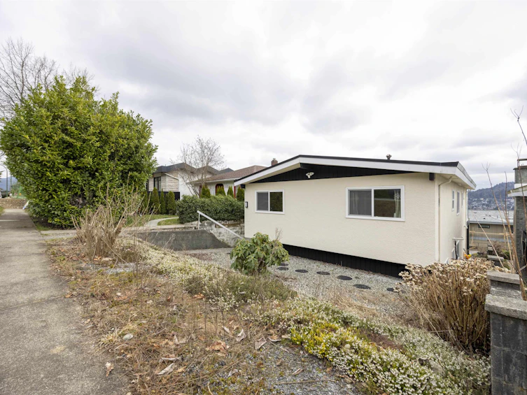 128 N Holdom Avenue, Burnaby, BC, V5B 1K3 - 4