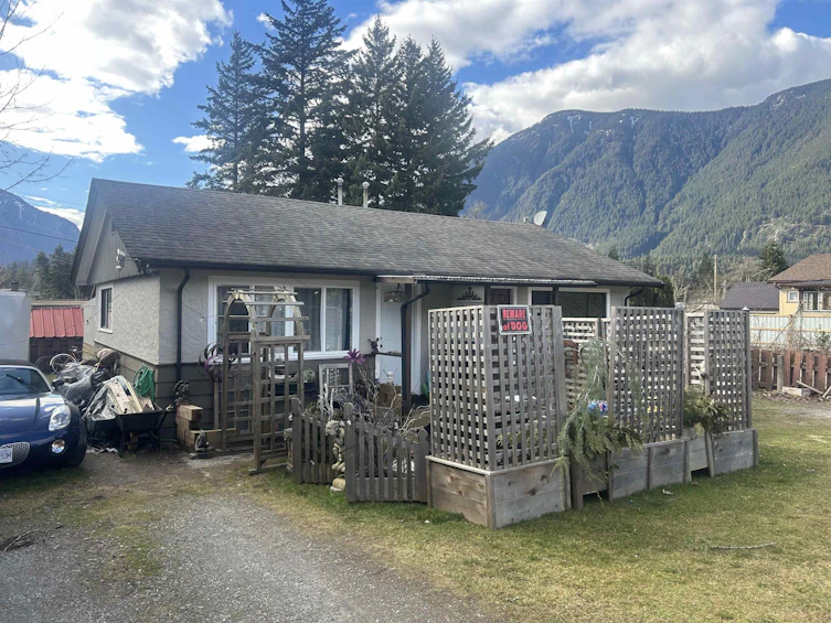 534-536 6th Avenue, Hope, BC, V0X 1L0