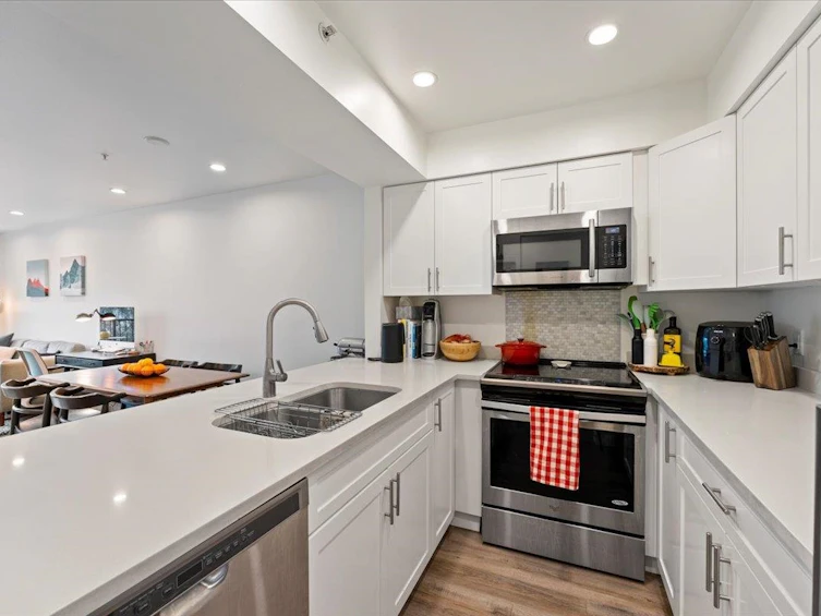207-633 W 16th Avenue, Vancouver, BC, V5Z 1S5 - 3