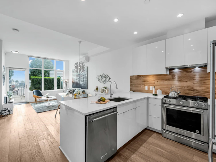 TH5-200 Nelson's Crescent, New Westminster, BC, V3L 0H4 - 7