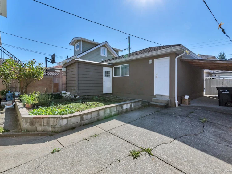 3210 E 23rd Avenue, Vancouver, BC, V5R 1B7 - 3
