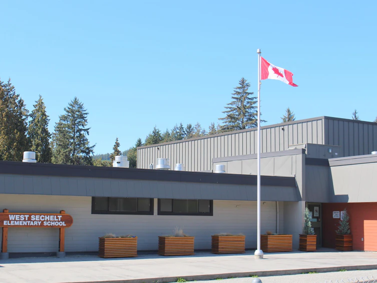 5687 Louise Way, Sechelt, BC, V7Z 0N5 - 39