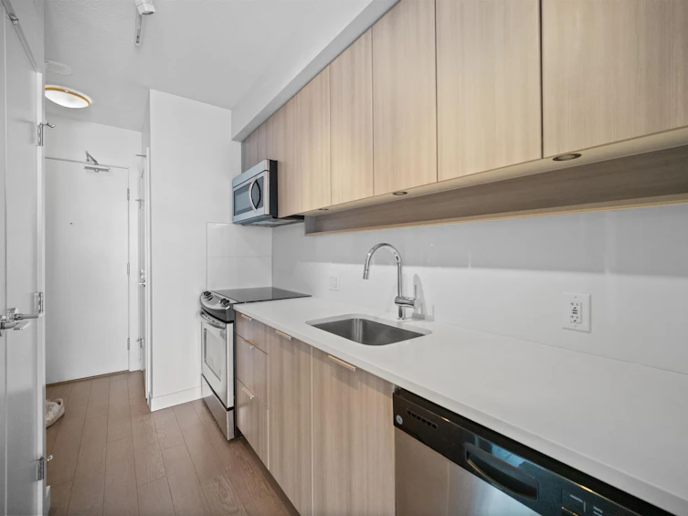 2011-13308 Central Avenue, Surrey, BC, V3T 0M4 - 11