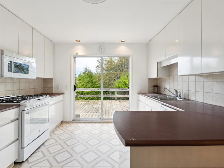 6295 St. Georges Avenue, West Vancouver, BC, V7W 1Z8 - 9