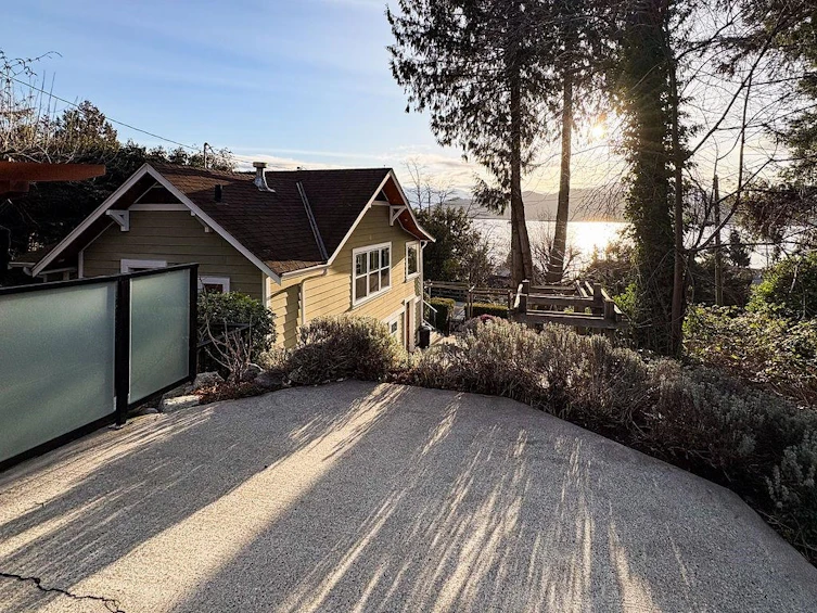 579 Gibsons Way, Gibsons, BC, V0N 1V9 - 2
