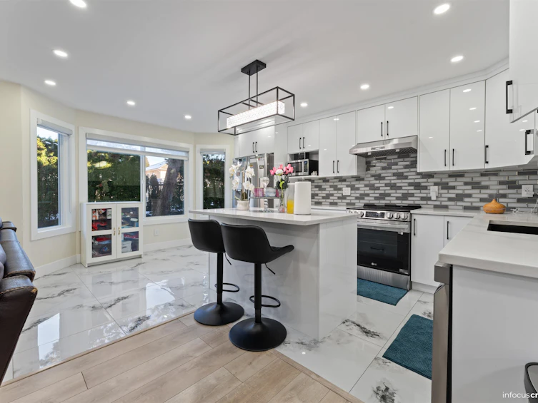 801 8972 Fleetwood Way, Surrey, BC, V3R 0T5