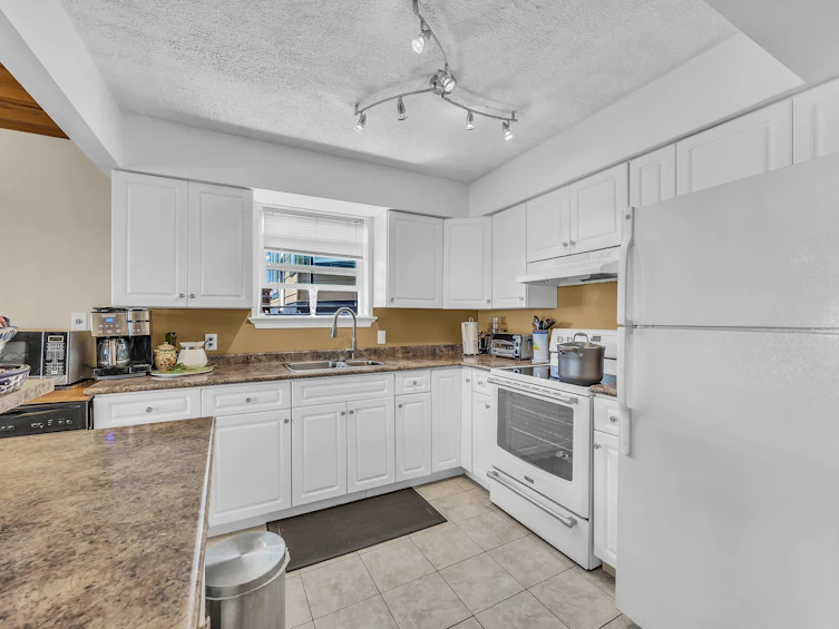 15187 Victoria Avenue, Surrey, BC, V4B 1G5 - 17