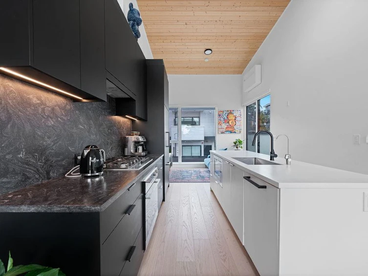 201-650 E 2nd Street, North Vancouver, BC, V7M 1E3 - 10