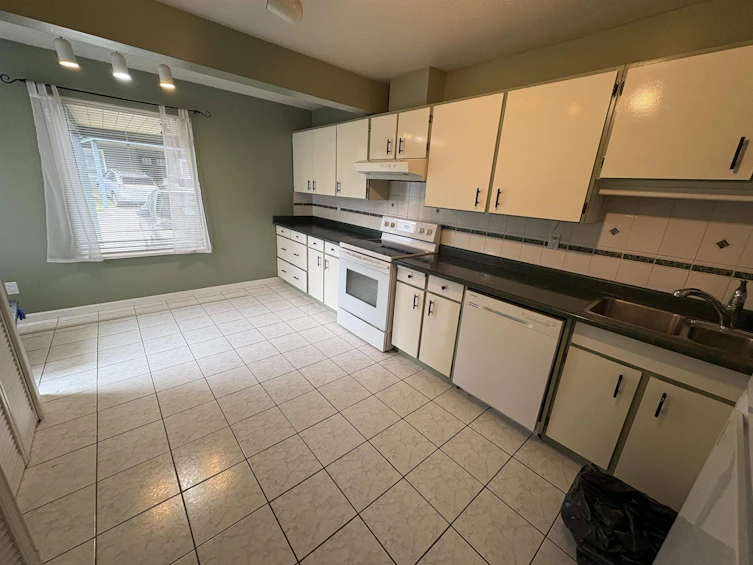 25-1170 Lansdowne Drive, Coquitlam, BC, V3B 5V8 - 2